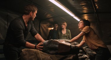 Jurassic World - Il regno distrutto: Bryce Dallas Howard, Chris Pratt, Daniella Pineda e Justice Smith in una scena del film