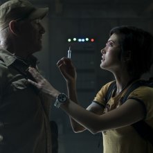 Jurassic World - Il regno distrutto: Daniella Pineda e Ted Levine in una scena del film