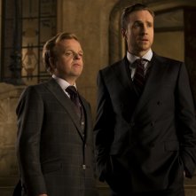 Jurassic World - Il regno distrutto: Toby Jones e Rafe Spall in un momento del film