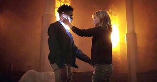Cloak & Dagger: Olivia Holt insieme a Aubrey Joseph in una scena