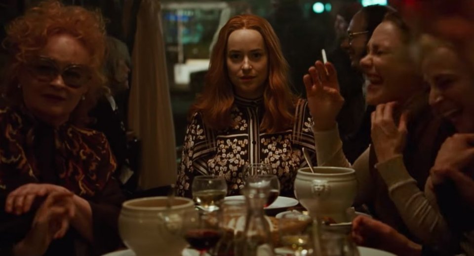 Dakota Johnson (al centro) in Suspiria (2018) - una immagine dal trailer del film di Guadagnino