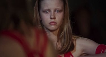 Mia Goth in Suspiria, remake diretto da Luca Guadagnino