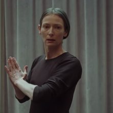 Tilda Swinton è Madame Blanche in Suspiria (2018) immagine dal trailer