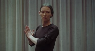 Tilda Swinton è Madame Blanche in Suspiria (2018) immagine dal trailer