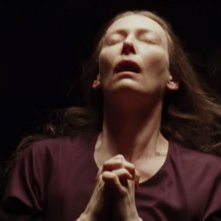 Tilda Swinton in Suspiria (2018) una immagine dal trailer
