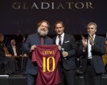 Russell Crowe, Totti gli regala la maglia della Roma: 'Ma se tifi Lazio me la riprendo'