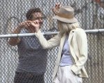 The Deuce: Maggie Gyllenhaal e James Franco si abbracciano alla fine di un ciak (FOTO)