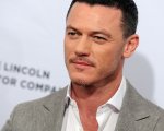 Murder Mystery: Luke Evans affianca Jennifer Aniston e Adam Sandler