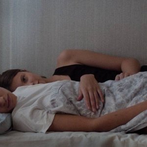 Thelma: Eili Harboe e Kaya Wilkins in una scena del film