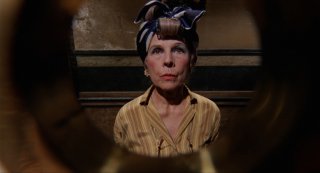 Rosemary's Baby: Ruth Gordon in una scena del film