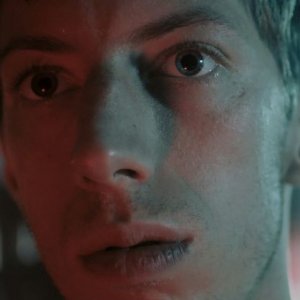 Noi siamo la marea: Max Mauff in una scena del film