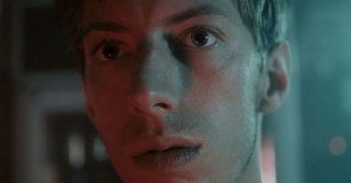 Noi siamo la marea: Max Mauff in una scena del film