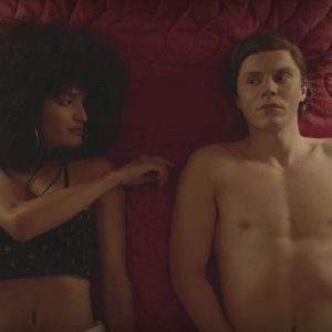 Pose: Evan Peters in una scena