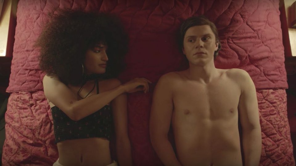 Pose: Evan Peters in una scena