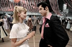 Grease: Olivia Newton-John e John Travolta durante la scena del ballo scolastico