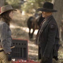 Westworld: Katja Herbers insiema a Ed Harris in una scena dell'episodio Vanishing Point