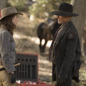 Westworld: Katja Herbers insiema a Ed Harris in una scena dell'episodio Vanishing Point