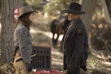 Westworld: Katja Herbers insiema a Ed Harris in una scena dell'episodio Vanishing Point