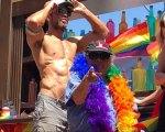 Danny DeVito conquista i social e diventa la star del gay pride di Los Angeles