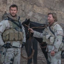 12 Soldiers: Chris Hemsworth e Thad Luckinbill in una scena del film