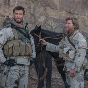 12 Soldiers: Chris Hemsworth e Thad Luckinbill in una scena del film