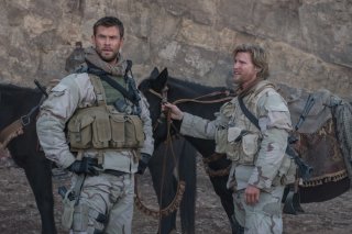 12 Soldiers: Chris Hemsworth e Thad Luckinbill in una scena del film