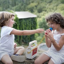 Estate 1993: Paula Robles e Laia Artigas in una scena del film