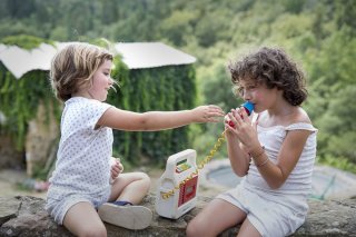 Estate 1993: Paula Robles e Laia Artigas in una scena del film