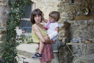 Estate 1993: Paula Robles e Bruna Cusí in una scena del film
