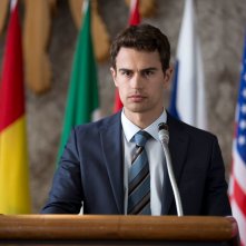 Giochi di potere: Theo James in una scena del film