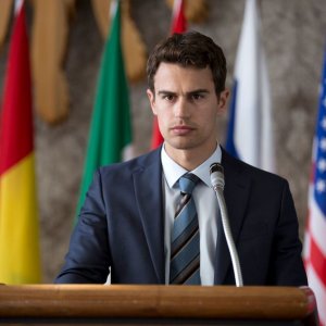Giochi di potere: Theo James in una scena del film