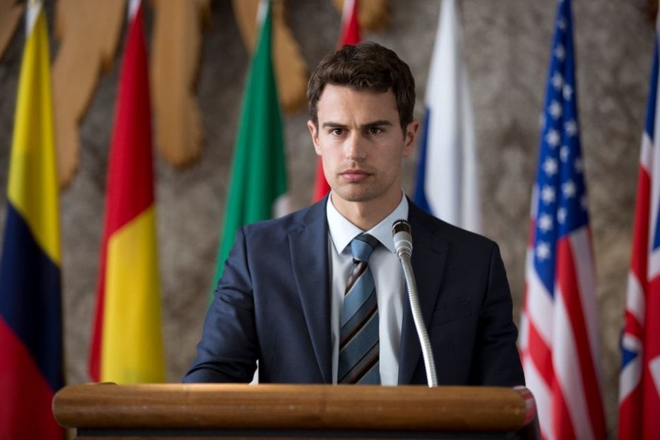 Giochi di potere: Theo James in una scena del film