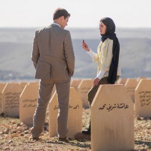 Giochi di potere: Theo James e Belcim Bilgin in una scena del film