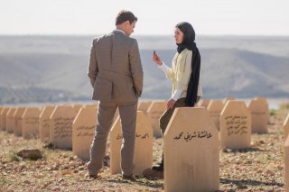 Giochi di potere: Theo James e Belcim Bilgin in una scena del film