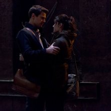 Giochi di potere: Theo James e Belcim Bilgin in un momento del film