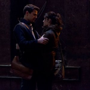 Giochi di potere: Theo James e Belcim Bilgin in un momento del film