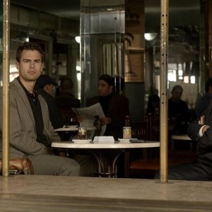 Giochi di potere: Theo James e Ben Kingsley in una scena del film