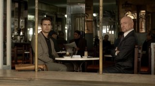 Giochi di potere: Theo James e Ben Kingsley in una scena del film