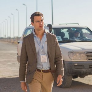 Giochi di potere: Theo James in un momento del film