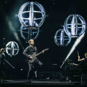 Muse: Drones World Tour, un'immagine del film concerto