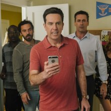 Prendimi!: Hannibal Buress, Jake Johnson, Ed Helms, Jon Hamm e Isla Fisher in una scena del film