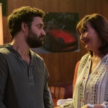 Prendimi!: Jake Johnson e Nora Dunn in una scena del film