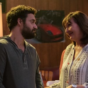 Prendimi!: Jake Johnson e Nora Dunn in una scena del film