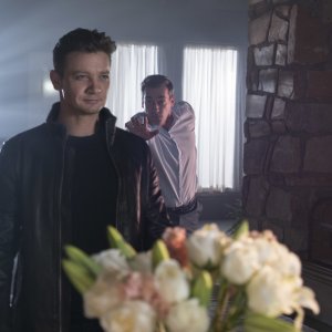 Prendimi!: Jeremy Renner e Jon Hamm in un momento del film