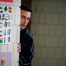 Prendimi!: Jon Hamm in una scena del film