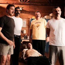Super Troopers 2: Jay Chandrasekhar, Paul Soter, Kevin Heffernan, Erik Stolhanske e Steve Lemme in una scena del film