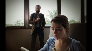Unsane: Claire Foy e Joshua Leonard in una scena del film