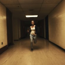 Unsane: Claire Foy scappa in una scena del film