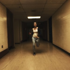 Unsane: Claire Foy scappa in una scena del film