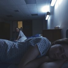 Unsane: Claire Foy e Juno Temple in una scena del film